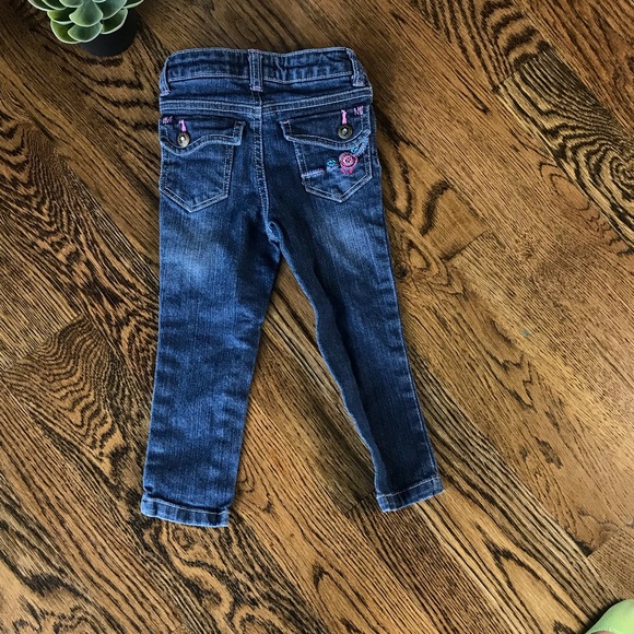[SOLD] Kids R Us Skinny Jeans With Flowers 2T - Picture 2 of 5